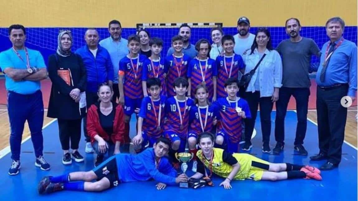  Küçük Erkek Futsal Takımımızın İzmir İl Şampiyonluğu